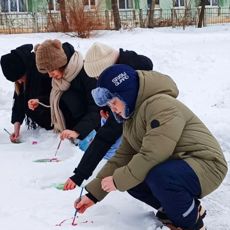 Открытки на снегу: юные художники ЦДТ "Радуга" создают шедевры!