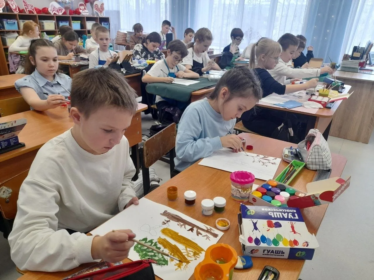 Подготовка к районной выставке декоративно-прикладного Творчества «Подарки зимушки- зимы».