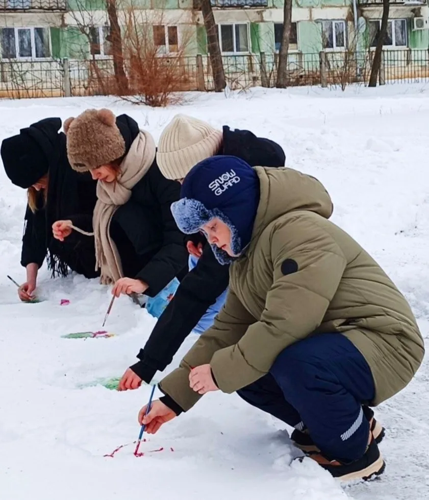 Открытки на снегу: юные художники ЦДТ "Радуга" создают шедевры!
