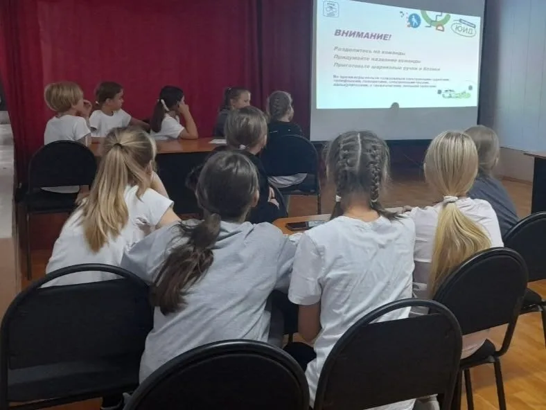 Познавательная игра «Знатоки правил дорожного движения».