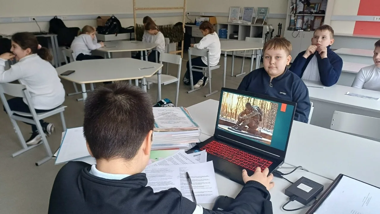 ​Подготовка к Уроку Мужества, посвященному Дню неизвестного солдата.